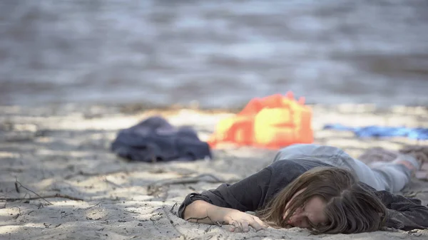 難破船 生存のヒント 事故の後に海岸に横たわっている無意識の女性 — ストック写真