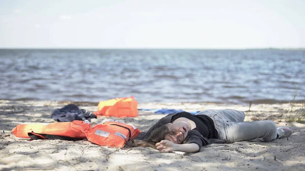 Tělo Mrtvé Ženy Ležící Pobřeží Poblíž Záchranných Vest Oběť Ztroskotání — Stock fotografie