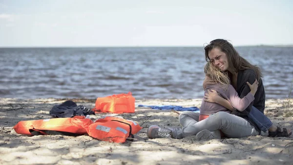 Mother Daughter Crying Embracing Seashore Survived Tornado Together — Stock Photo, Image