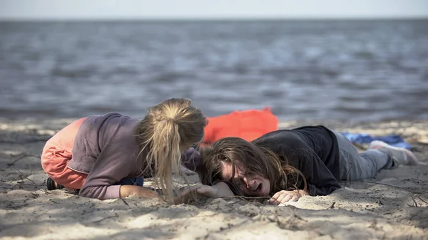 Daughter Trying Help Screaming Mothers Victims Shipwreck Survival — Stock Photo, Image
