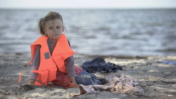 Magányos Gyermek Menekült Mentőmellényben Parton Veszélyes Vándorlás Tengeren — Stock Fotó