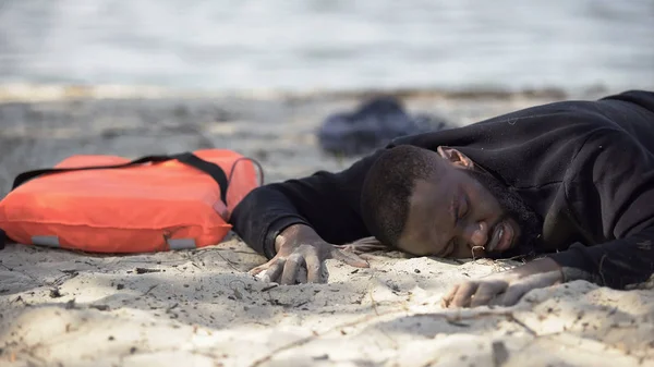 Africano Americano Deitado Costa Sofrendo Dor Refugiado Sobreviveu Naufrágio — Fotografia de Stock