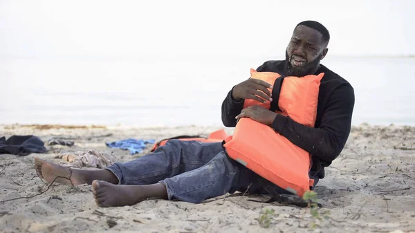 Black Man Crying Hugging Life Jacket Survived Plane Crash Deserted — Stock Photo, Image