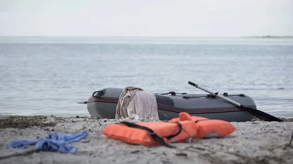 Övergiven Båt Flytväst Och Kläder Stranden Statistik Över Badskador — Stockfoto