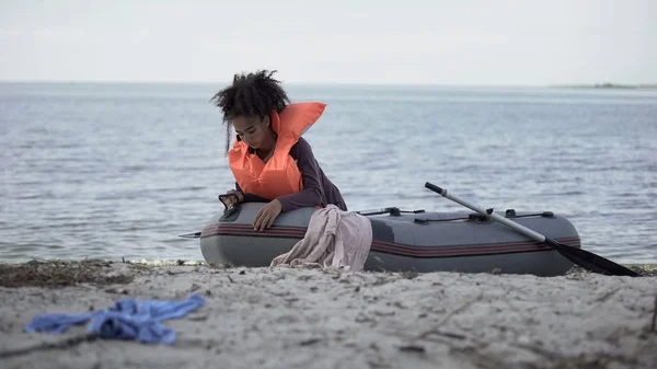 救命胴衣を着た10代の少女がボートを降り難民は難破船で生き残った — ストック写真
