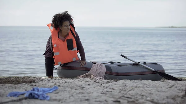 Подросток Спасательном Жилете Выбрался Лодки Пережил Наводнение Катастрофу — стоковое фото