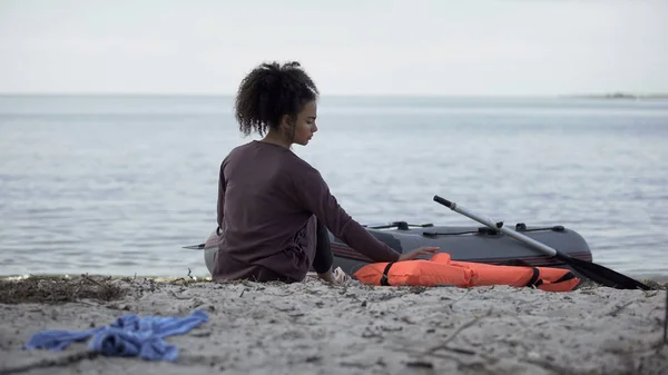 Lonely Teenage Girl Sitting Boat Shipwreck Survivor Desert Island — Stock Photo, Image