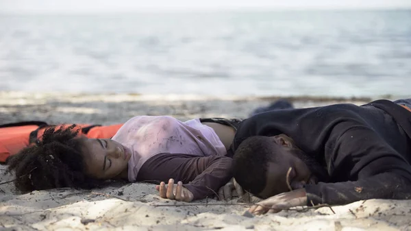 Afroameričtí Pár Ležící Břehu Bezvědomí Uprchlíci Přežili Ztroskotání — Stock fotografie