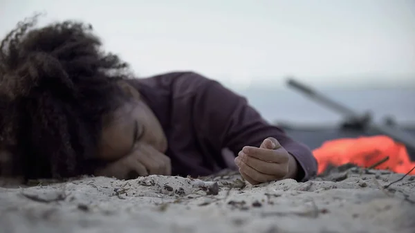 Medvetslös Biracial Flicka Liggande Sand Flykting Överlevde Skeppsbrott Katastrof — Stockfoto
