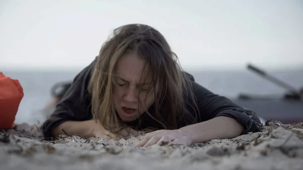 Kvinna Hosta Försöker Krypa Sand Överleva Naturkatastrof Offer — Stockfoto