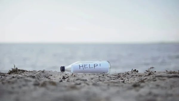 Слово Допомога Скляній Пляшці Лежить Пляжі Таємниче Повідомлення Про Виживання — стокове фото