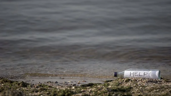 Hjälp Ord Gömda Flaskan Ligger Nära Havet Begäran Frälsning Hemligt — Stockfoto