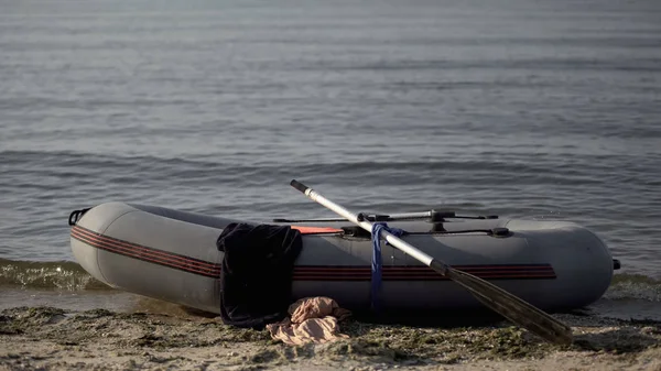 Båt Med Kläder Förtöjda Vid Stranden Olaglig Överföring Flyktingar Över — Stockfoto