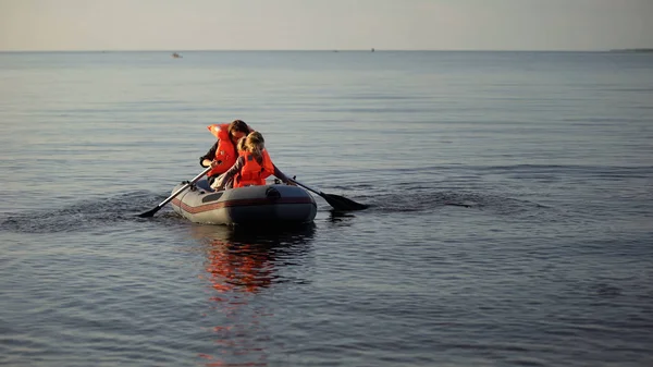 Woman Girl Life Jackets Rowing Boat Touristic Trip Entertainment — Stock Photo, Image