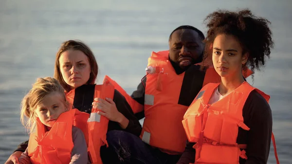 Retrato Familia Refugiados Salvada Durante Naufragio Cruce Ilegal Fronteras —  Fotos de Stock