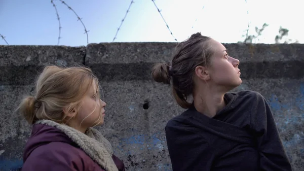 Poor Sisters Looking Barbed Wire Planning Escape Camp Refugees — Stock fotografie