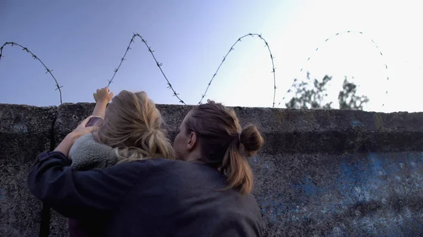 Mother Helping Daughter Climb Barbed Wire Escape Refugee Camp — Stock fotografie