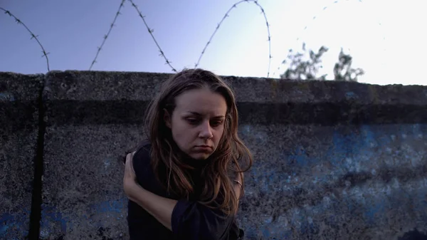 Scared Refugee Standing Wall Barbed Wire War Witness Suffering Ptsd — Stock Photo, Image