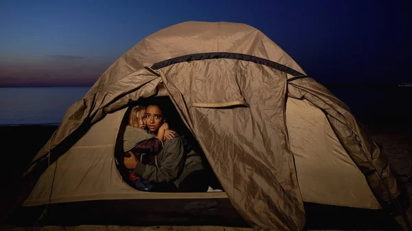 Дети Беженцы Сидят Палатке Прячутся Миграционной Пограничной Службы Берегу — стоковое фото