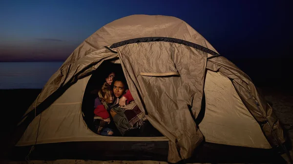 Семья Беженцев Сидит Палатке Прячется Миграционной Пограничной Службы Берегу — стоковое фото