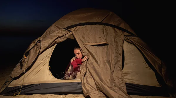 Femme Congelée Assise Dans Une Tente Mauvais Hébergement Dans Camp — Photo