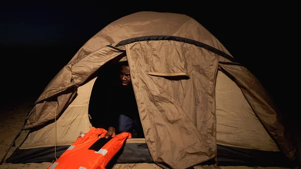 Беженец Держащий Спасательный Жилет Палатке Подавленный Постоянным Чувством Опасности — стоковое фото