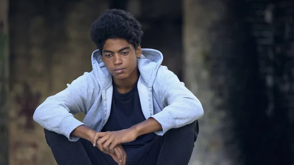 Yüzü Yaralanmış Dalgın Afro Amerikan Genci Dışarıda Oturuyor Zorbalık Yapıyor — Stok fotoğraf