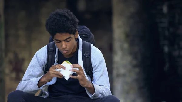 Lonely Teenager Holding Sandwich Sitting Outdoors Having Snack Solitude — Stock Photo, Image