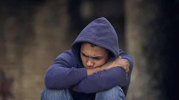 Zoufalý Mladý Muž Sedící Sám Ulici Domácí Násilí Utíkající Domova — Stock fotografie