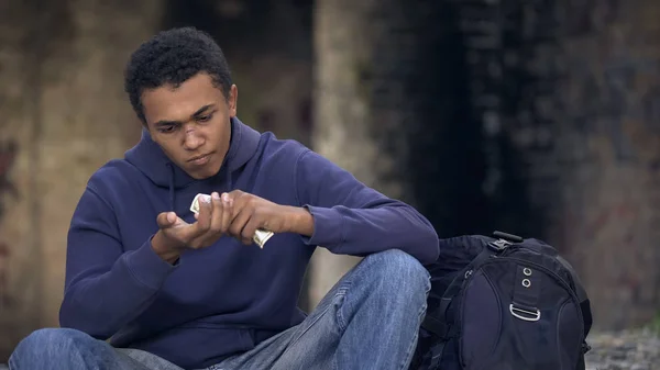 Kapüşonlu Genç Adam Elinde Para Sayıyor Sokakta Oturuyor Evsiz Yaşıyor — Stok fotoğraf