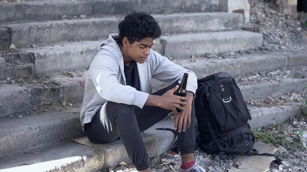 Nachdenklicher Afroamerikanischer Teenager Mit Bierflasche Auf Treppe Sitzend Schwieriges Alter — Stockfoto