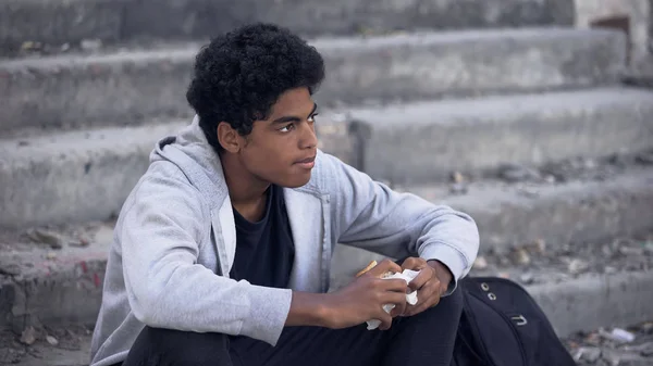 Δυστυχισμένος Μοναχικός Έφηβος Κρατώντας Σνακ Κάθεται Στην Πόλη Σκάλες Εφηβεία — Φωτογραφία Αρχείου