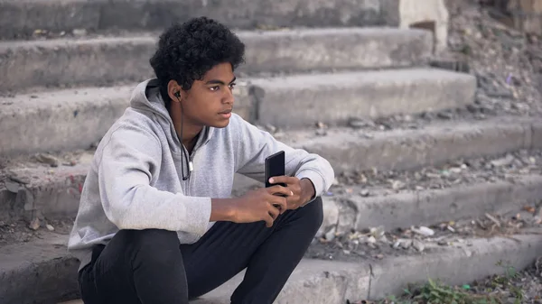 Deprimerad Svart College Student Lyssnar Smartphone Musik Känslomässig Isolering — Stockfoto