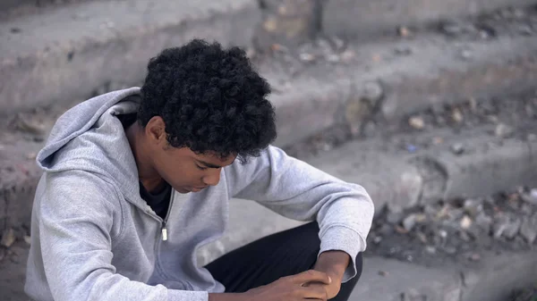 Афроамериканський Хлопчик Сидить Сходах Думає Про Життєві Проблеми Війна — стокове фото