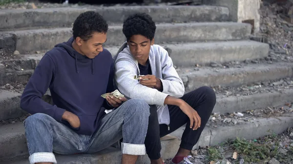 Bedürftige Junge Männer Die Auf Treppen Geld Zählen Dysfunktionale Familienkinder — Stockfoto