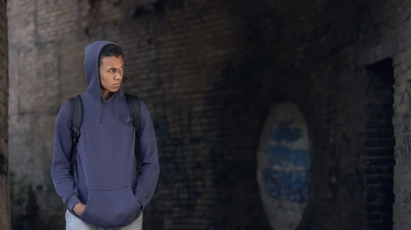 Trauriger Schwarzer Teenager Der Allein Geht Verlassenes Gebäude Pubertäre Einsamkeit — Stockfoto