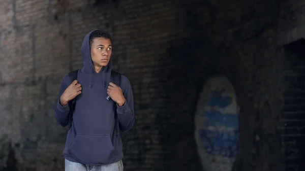 Thoughtful Black Teen Hoodie Backpack Walking Dangerous City Suburb — Stockfoto