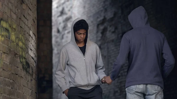 Terk Edilmiş Binada Genç Siyahi Erkekler Uyuşturucuya Para Aktarıyor Bağımlılık — Stok fotoğraf