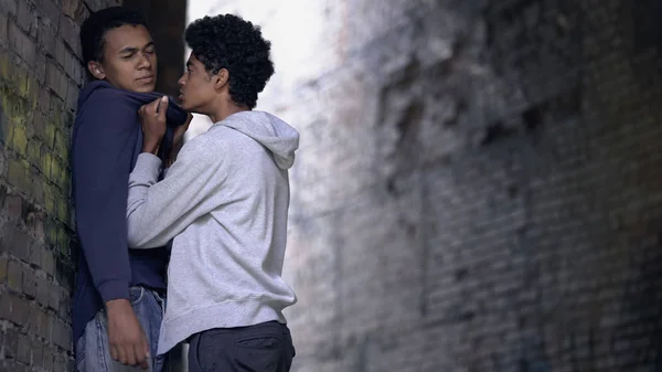 Homme Africain Cruel Menaçant Adolescent Dans Bâtiment Abandonné Problème Intimidation — Photo