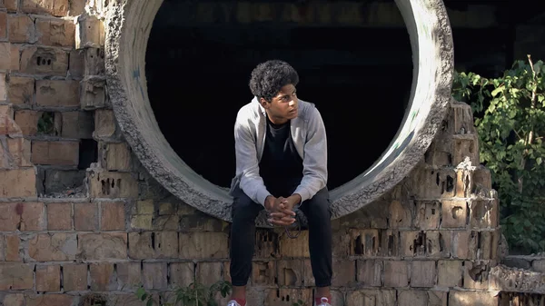Depressiver Schwarzer Teenager Denkt Familienproblem Enttäuschung Jungen Alter — Stockfoto