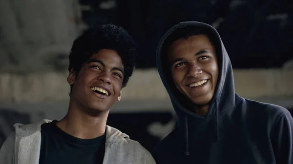 Kapüşonlu Iki Afro Amerikalı Arkadaş Birlikte Gülüyor Siyah Genç Arkadaşlar — Stok fotoğraf