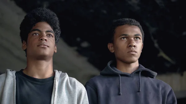 Afro Amerikalı Gençler Dört Gözle Bekliyor — Stok fotoğraf