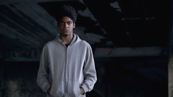Zdesperowany Mężczyzna Nastolatek Patrząc Aparat Stoi Opuszczony Budynek Reklama — Zdjęcie stockowe