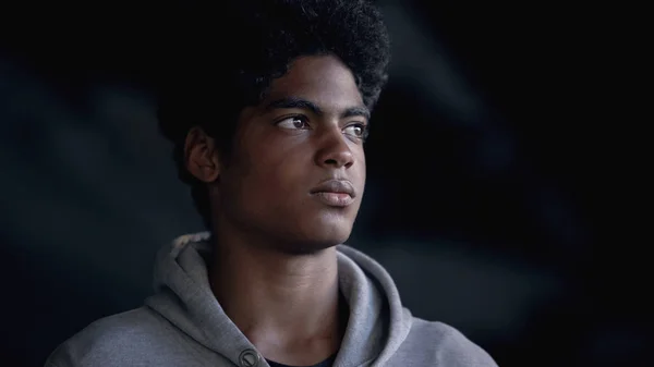 Καημένος Αφρο Αμερικανός Έφηβος Κοιτάζει Αλλού Ονειρεύεται Ένα Λαμπρό Μέλλον — Φωτογραφία Αρχείου