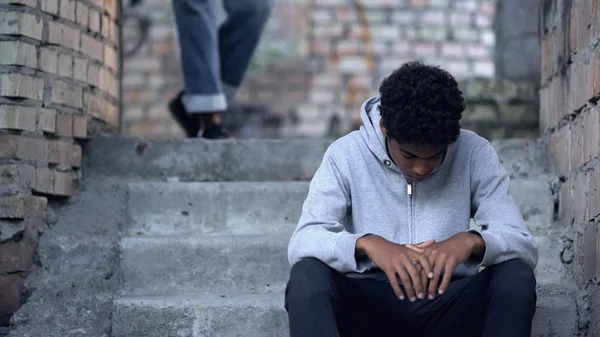 可悲的黑人少年坐在门口的楼梯上 在学校欺负人的问题 — 图库照片