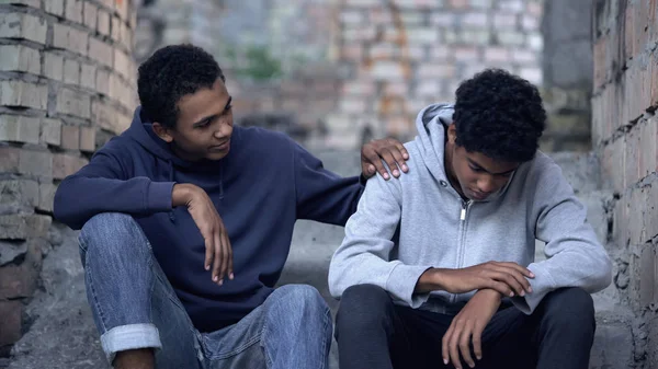 Afro Americano Adolescente Tentando Fazer Pazes Com Amigo Ajudando Menino — Fotografia de Stock