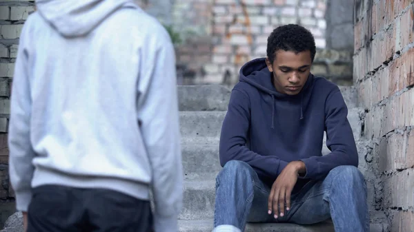 Mladý Muž Dívá Afro Amerického Teenagera Sedícího Schodech Snažícího Pomoci — Stock fotografie