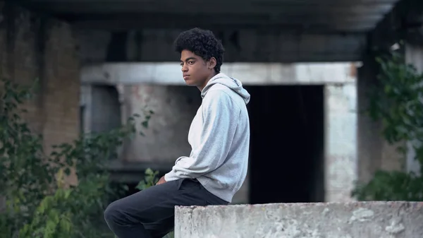 沮丧孤独的黑人男子坐在废弃的建筑中思考问题 — 图库照片