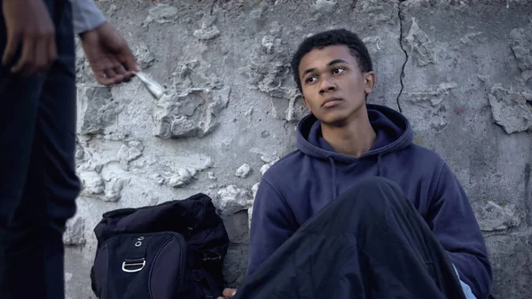 Black Homeless Teenager Receiving Money Street Charity Kindness Altruism — Stock Photo, Image