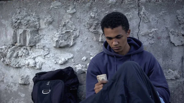 Афро Американский Бездомный Подросток Ищет Деньги Жертвует Бедным Помогает — стоковое фото